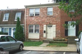 16565 Sherwood Pl in Woodbridge, VA - Foto de edificio - Building Photo