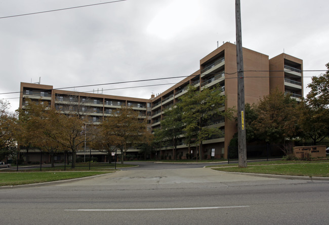 Cherry Hill Place in Inkster, MI - Foto de edificio - Building Photo