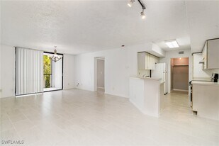 13605 Eagle Ridge Dr in Ft. Myers, FL - Building Photo