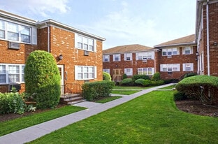 Cliff View Gardens in Wood Ridge, NJ - Building Photo