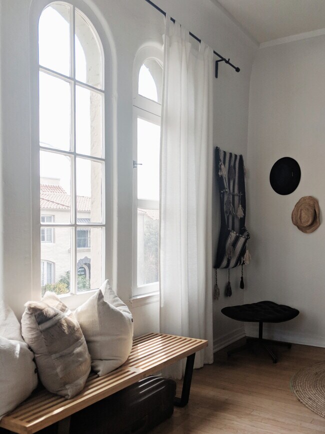 451 N Sierra Bonita Ave in Los Angeles, CA - Building Photo - Building Photo