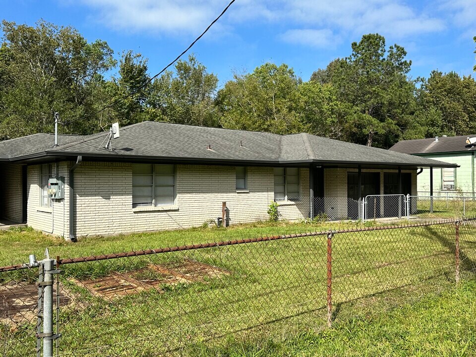 1680 S Ann St, Unit A in Sour Lake, TX - Building Photo