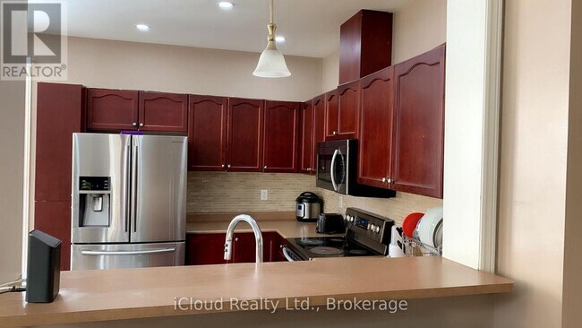 7333 Cork Tree Row in Mississauga, ON - Building Photo - Building Photo