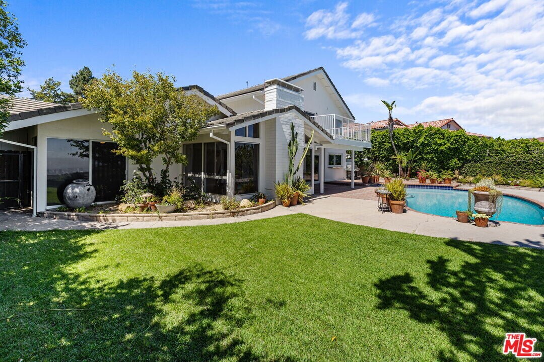 2673 Cordelia Rd in Los Angeles, CA - Building Photo