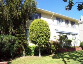 1251 N Crescent Heights Blvd in West Hollywood, CA - Foto de edificio - Building Photo