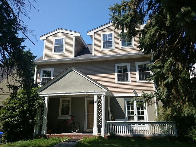 43 Hackensack Rd, Unit 1 in Chestnut Hill, MA - Foto de edificio - Building Photo