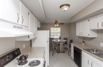 Ashbury Apartments in Kokomo, IN - Building Photo - Interior Photo