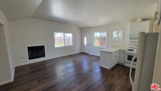 7467 N Forbes Ave in Lake Balboa, CA - Building Photo - Building Photo