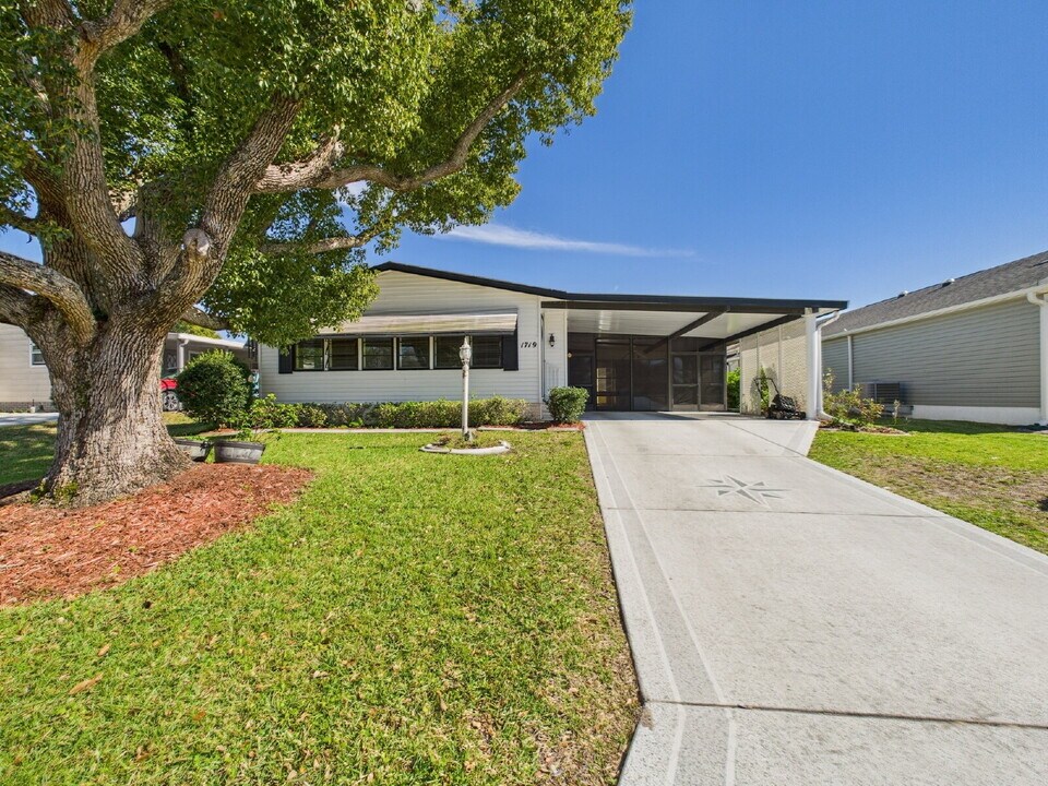 1719 Hilton Head Blvd in Lady Lake, FL - Building Photo