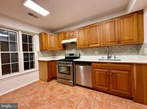 9531 Burdett Rd in Burke, VA - Building Photo - Building Photo