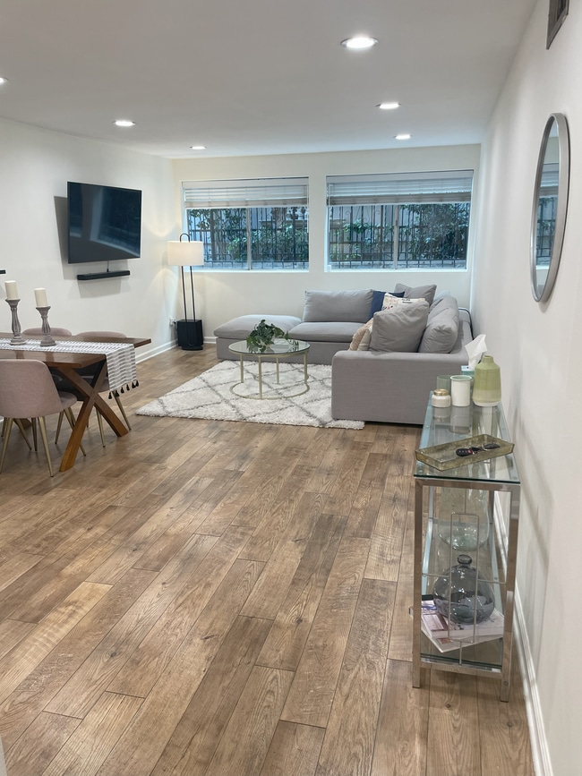 property at 532 N Rossmore Ave