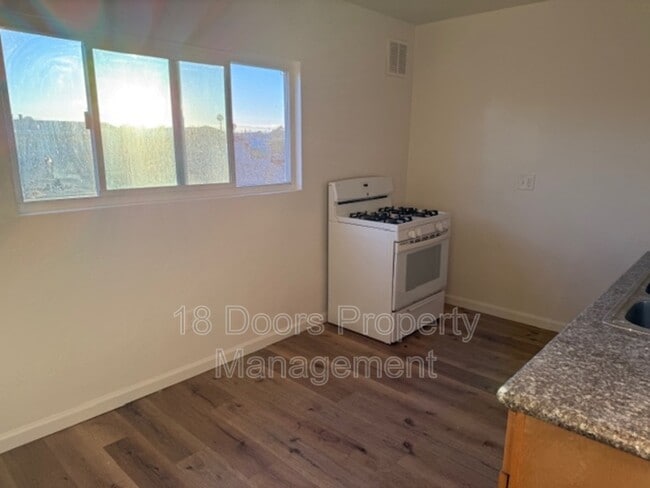 3776 Ocean View Blvd in San Diego, CA - Foto de edificio - Building Photo