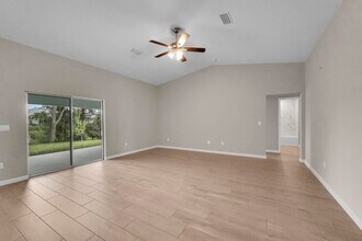 1879 SW Lennox St in Port St. Lucie, FL - Foto de edificio - Building Photo
