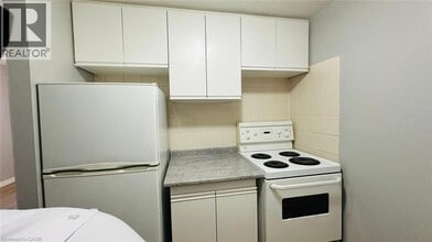 1200 Courtland Ave E in Kitchener, ON - Building Photo - Building Photo