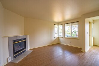 6th Ave Apartments in Seattle, WA - Building Photo - Interior Photo