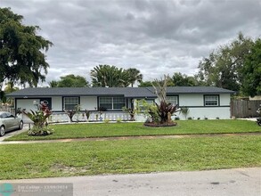 4795 NW 4th St in Plantation, FL - Building Photo - Building Photo