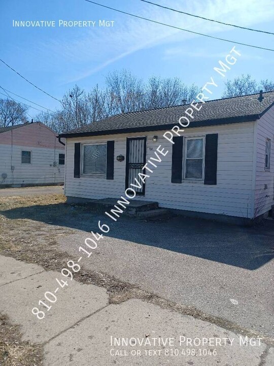 1230 Hemphill Rd in Burton, MI - Foto de edificio