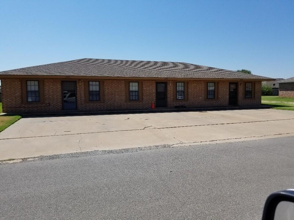 2102 Apple Ave in Weatherford, OK - Building Photo