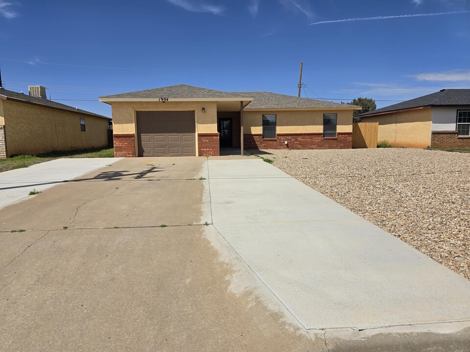 1904 Debra St in Clovis, NM - Building Photo