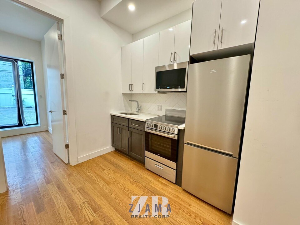 435 DeKalb Ave in Brooklyn, NY - Building Photo