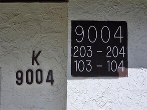 9004 Tudor Dr in Tampa, FL - Foto de edificio - Building Photo