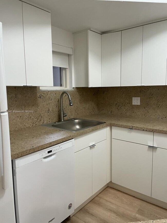 8333 Lake Dr in Doral, FL - Building Photo - Building Photo