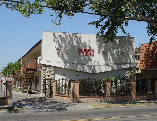 514 S Flower St in Santa Ana, CA - Foto de edificio - Building Photo