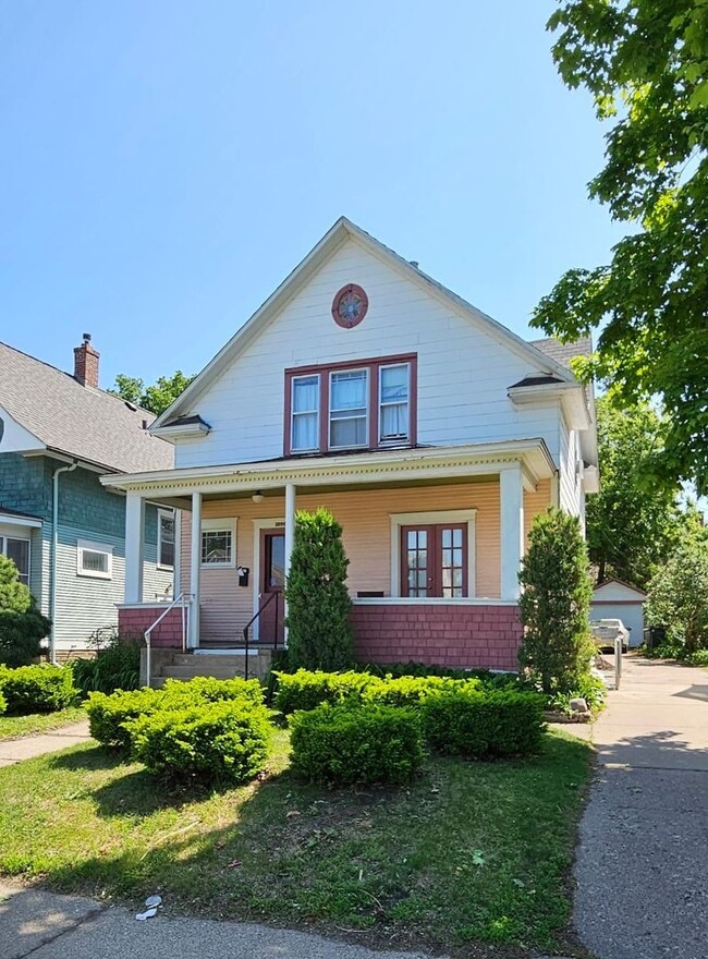 property at 1090 13th Ave SE