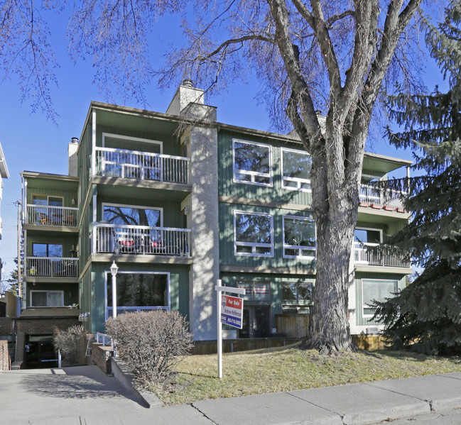 3402 Parkdale Blvd NW in Calgary, AB - Building Photo - Primary Photo