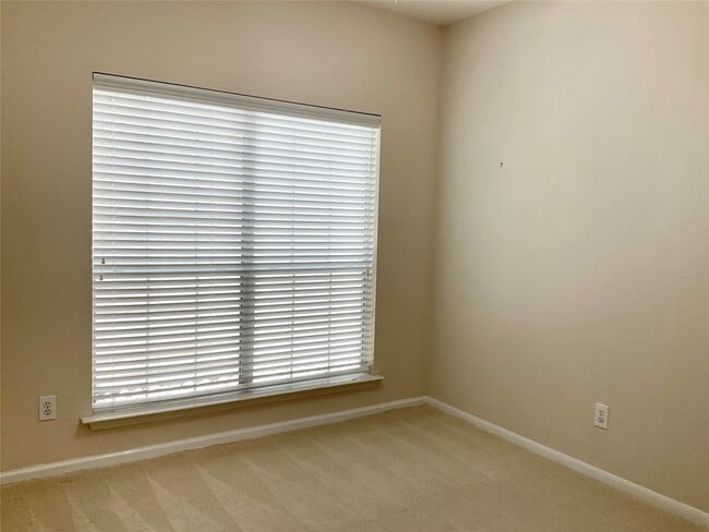 property at 186 N Valley Oaks Cir