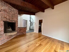 860 Oakwood Rd in Orange, CT - Building Photo - Building Photo