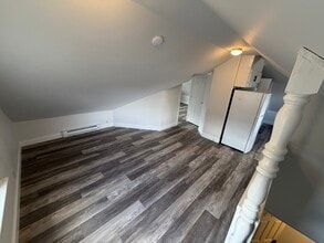 63 Westville Ave, Unit 3 in Danbury, CT - Foto de edificio - Building Photo