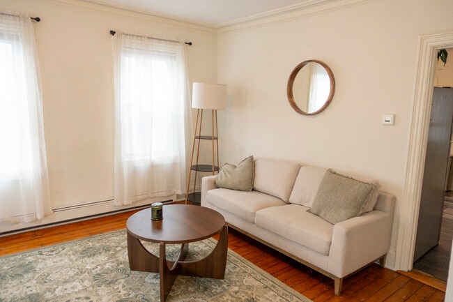 30 Royal St, Unit Apt 1 in Providence, RI - Foto de edificio - Building Photo