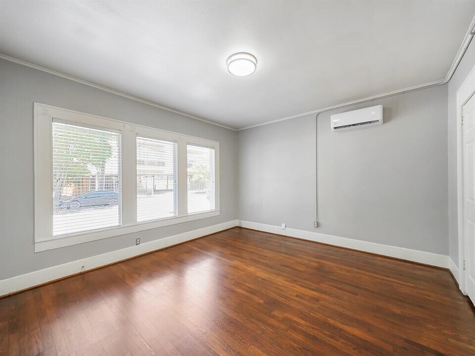 2411 Dunlavy St in Houston, TX - Building Photo