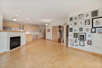 110 S Wisconsin St, Unit 2D in Port Washington, WI - Foto de edificio - Building Photo