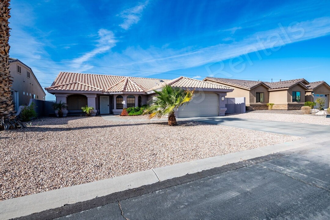 6279 Lago Grande Dr in Fort Mohave, AZ - Foto de edificio