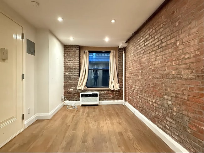 property at 194 W 10th St