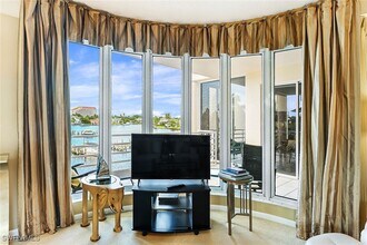 4560 Gulf Shore Blvd N in Naples, FL - Foto de edificio - Building Photo
