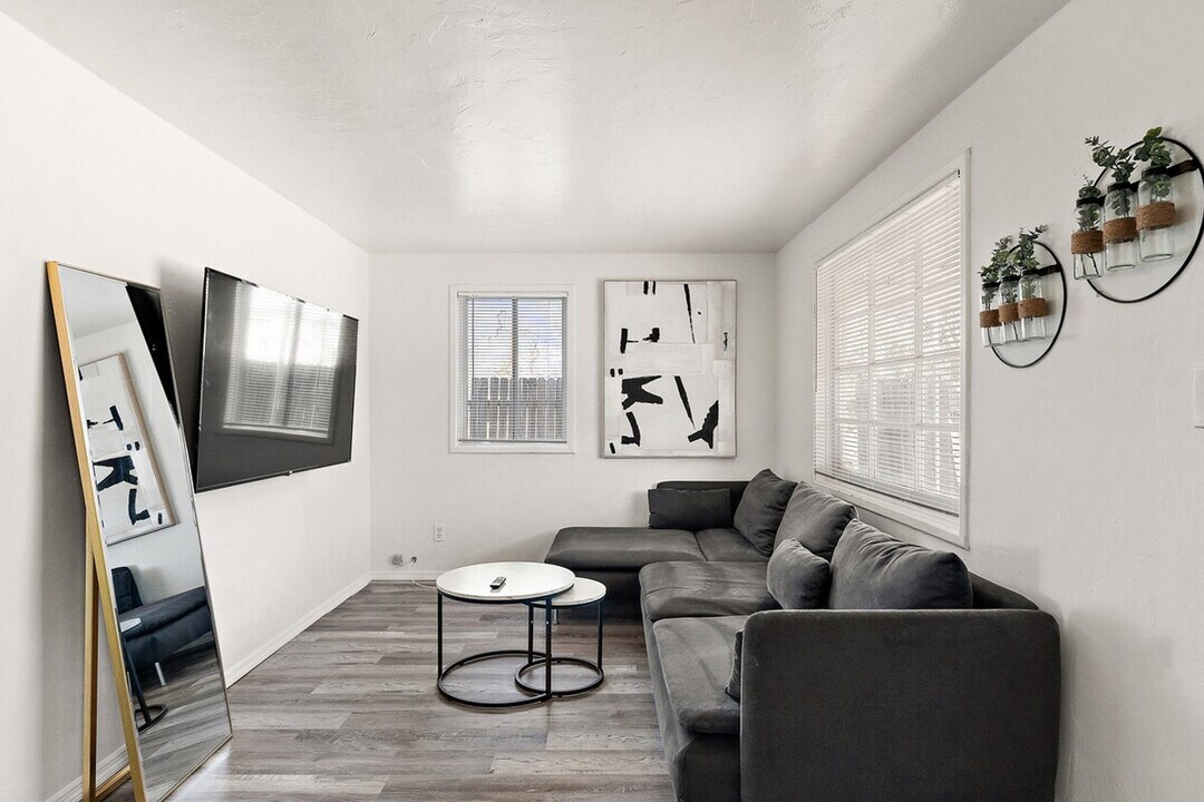 704 W Main St in Mesa, AZ - Building Photo