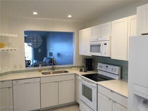 7800 Emerald Cir in Naples, FL - Foto de edificio - Building Photo