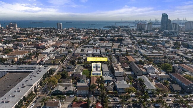1049 E 5th Street in Long Beach, CA - Foto de edificio - Building Photo