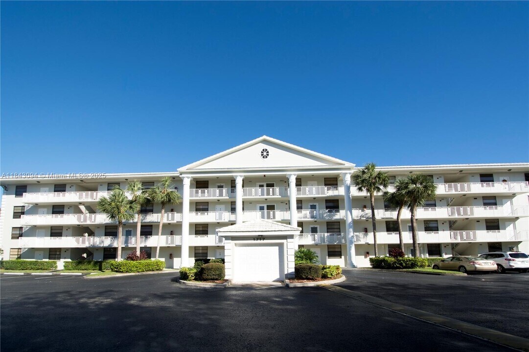 1717 Whitehall Dr in Davie, FL - Building Photo