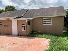 113 SE 4th St in Hallandale Beach, FL - Building Photo