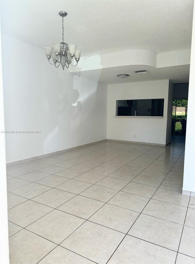 16705 Hemingway Dr in Weston, FL - Building Photo - Building Photo