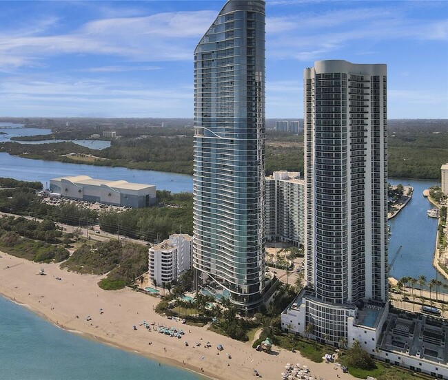 15811 Collins Ave, Unit 1605 in North Miami Beach, FL - Foto de edificio - Building Photo