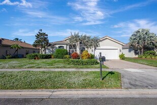 11223 Edgewater Cir in Wellington, FL - Building Photo
