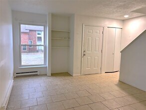 201 Burton Dr in Cadiz, OH - Foto de edificio - Building Photo