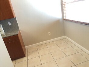 4637 NW 97th Ct in Doral, FL - Foto de edificio - Building Photo