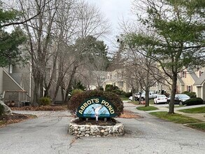 16 Montvale Ave, Unit 2 in Stoneham, MA - Building Photo - Building Photo