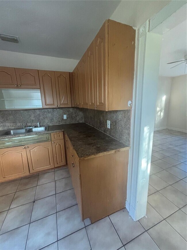 1087 NW 51st St in Miami, FL - Building Photo - Building Photo